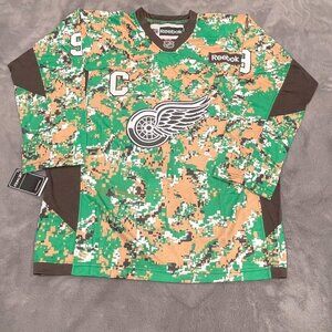 Reebok Detroit Red Wings Howe camouflage jersey
